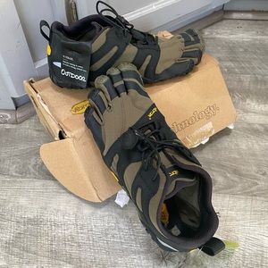 Vibram five finger V-train size 37 euro new with tags